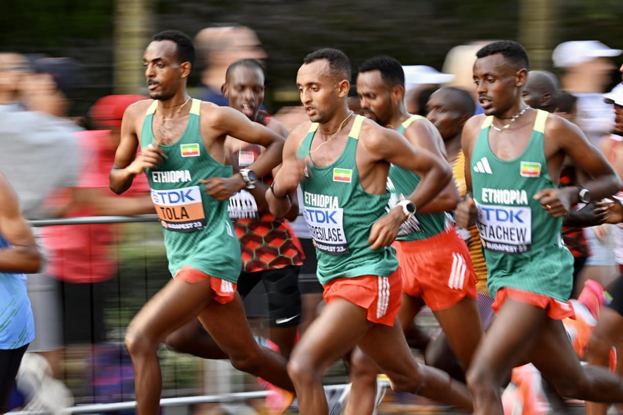 Egy magyar indulóval elindult a férfi maratonfutás, sok a lezárás a városban