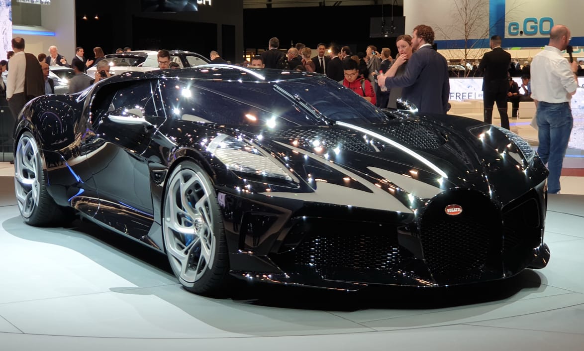Körbejártuk a világ legdrágább új autóját, a 6 kipufogós Bugattit