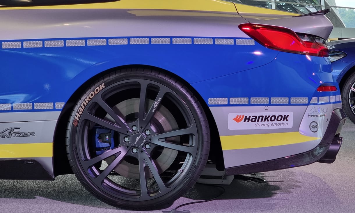620 lóerős BMW rendőrautóba pattantunk be