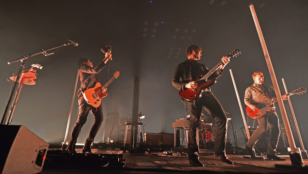 Sürgősségi műtétet kellett végrehajtani a frontemberen, lemondta európai turnéját a Queens of the Stone Age