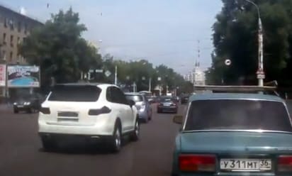 Miért van fedélzeti kamera az oroszok autóiban?