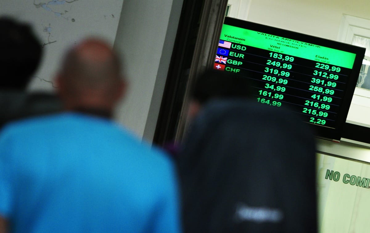 Zuhanni kezdett a forint