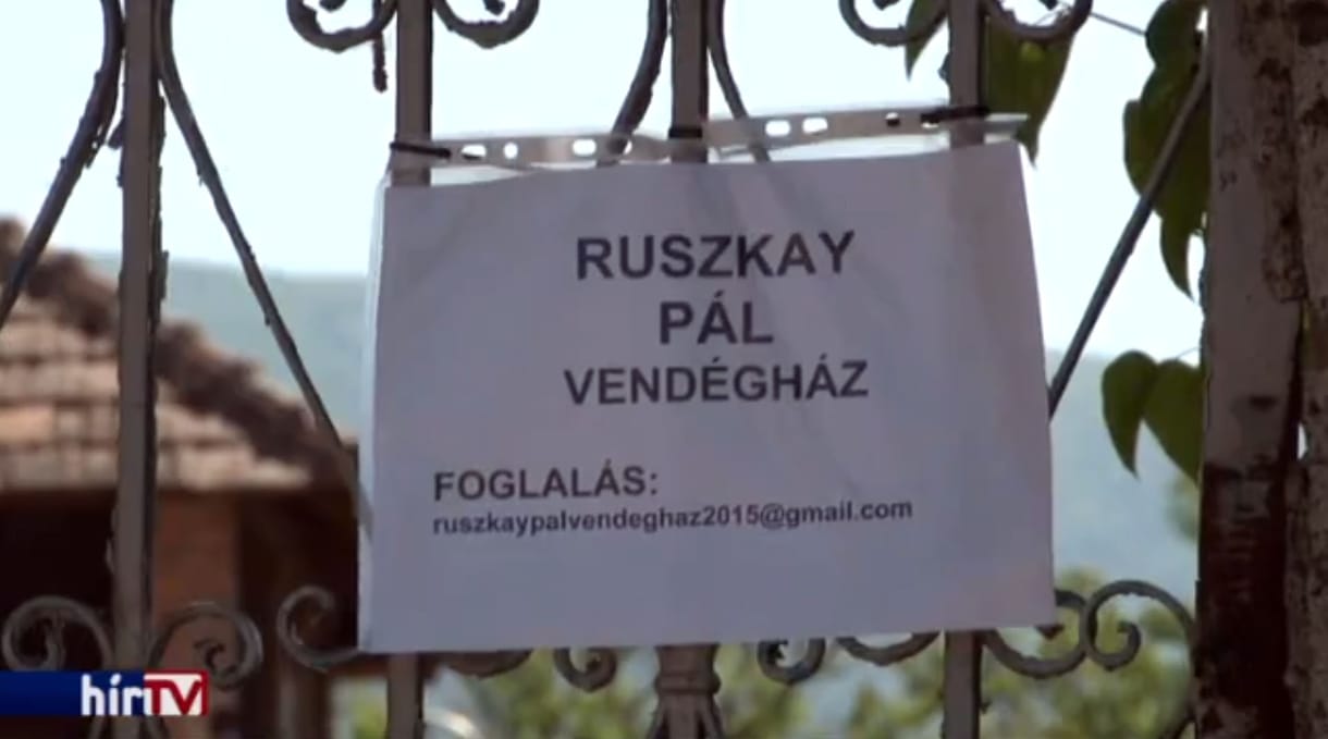 Csak egy leleplezés kell, máris egy nap alatt kinyit a vendégház!