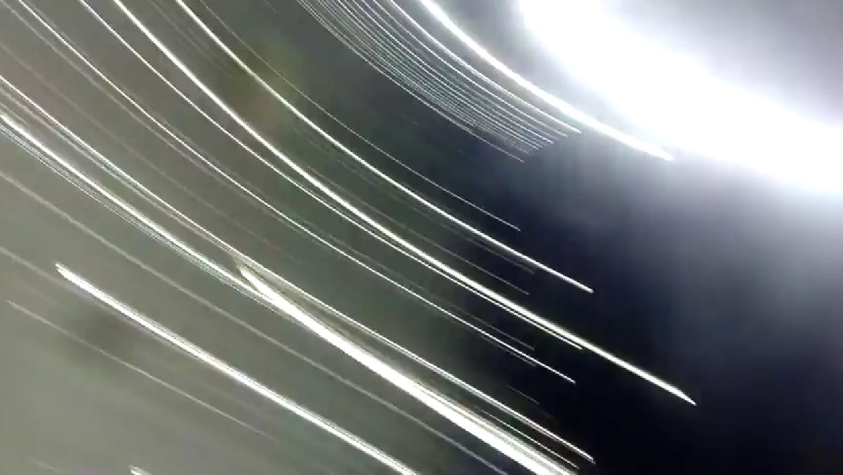 Ilyen, amikor 260-nál leszakad a versenyautóról a GoPro kamera – videó