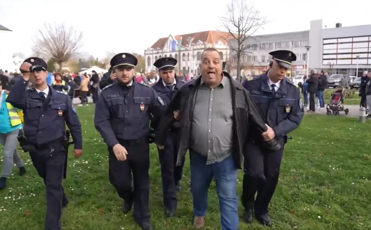 Rendőrök vezették el a férfit, aki megzavarta Magyar Péter beszédét Körmenden