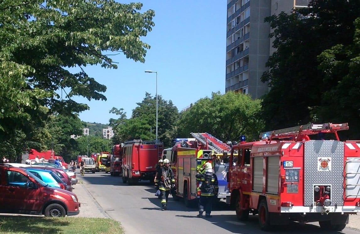 Kigyulladt a szemétledobó egy budai tizenöt emeletes házban - fotó