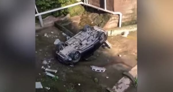 Döbbenetes, ahogy egy autós ijedtében lehajt egy emeletes parkolóházról - videó