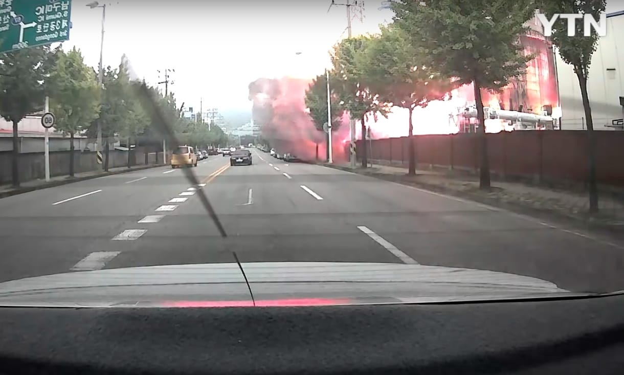 Autóból rögzítették, ahogy felrobbant egy vegyi üzem Dél-Koreában – videó
