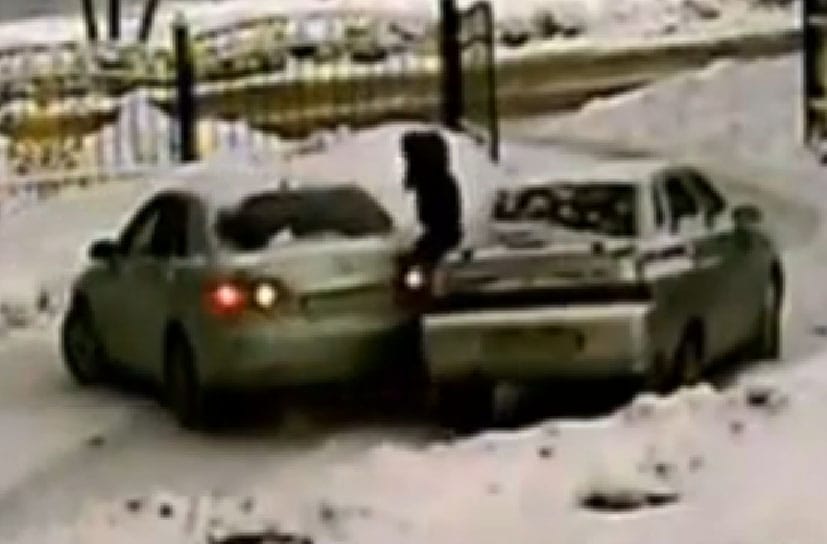 Segített a tolatásban, két autó közé szorult - videó