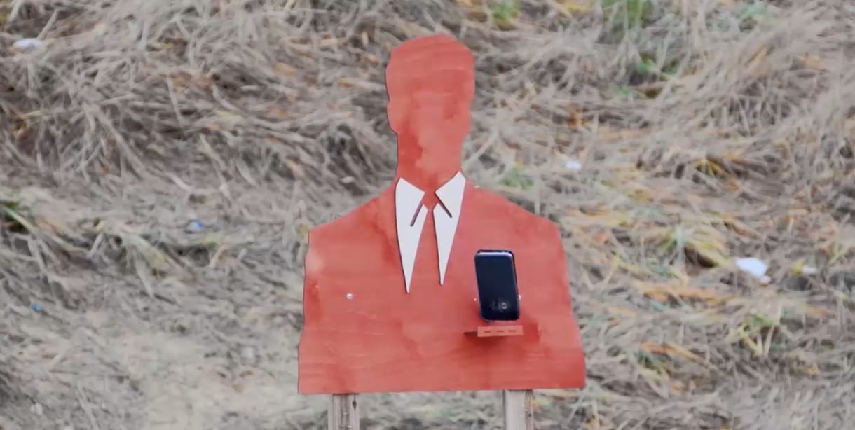 Már golyómegfogó iPhone-t is lehet venni – videó