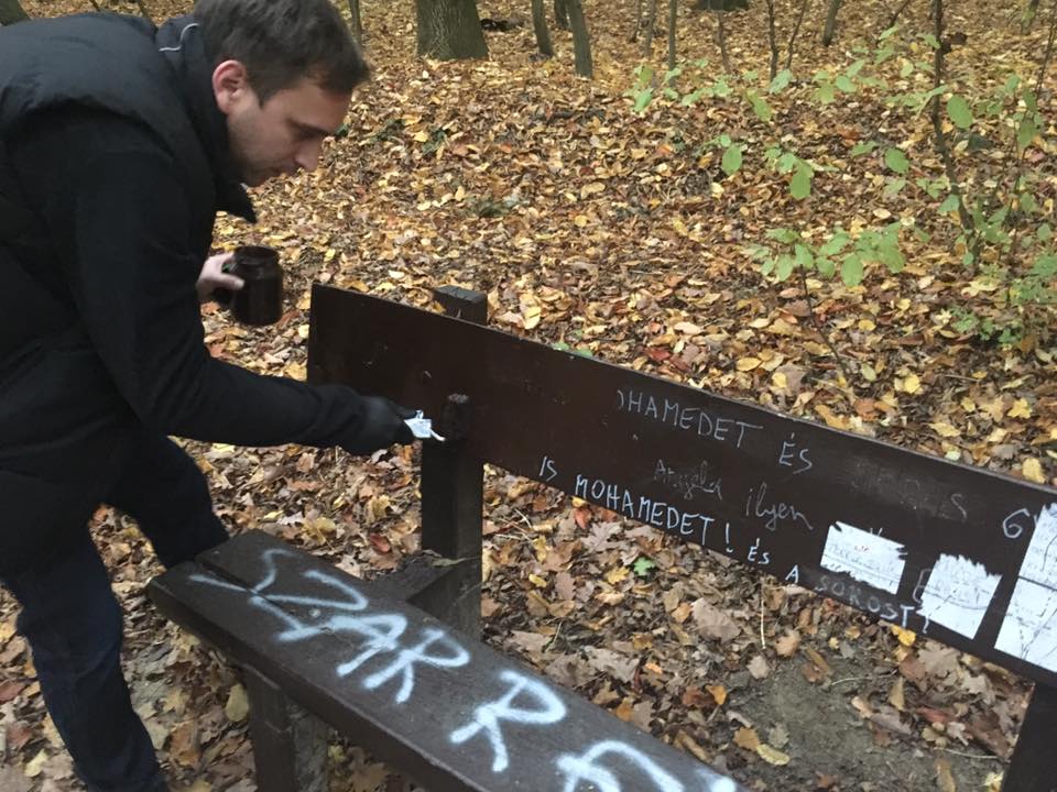 Baloldali pártok tüntették el a sorosozó, migránsozó feliratokat a népszerű budai ösvényen