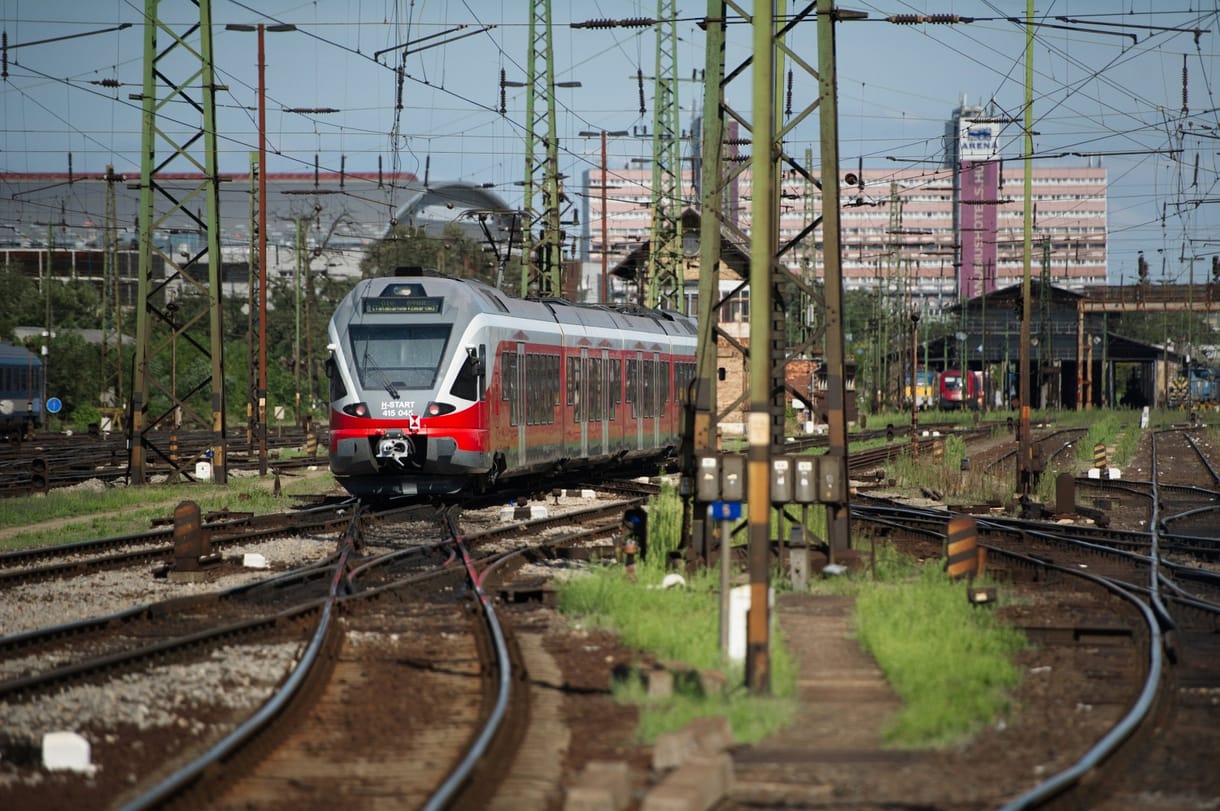 Az utas nem számít? Ahol csak lehet, csökkentené vagy drágítaná szolgáltatásait a MÁV