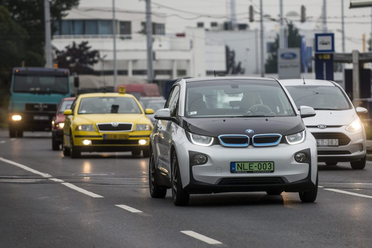 Segítséget kérnek a tűzoltók az elektromos autók oltásához