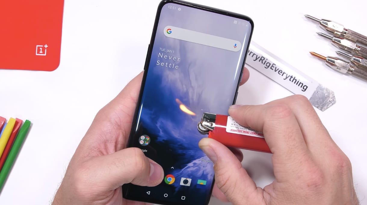 Megkarcolták, megégették: így bírja a strapát a OnePlus 7 Pro – videó