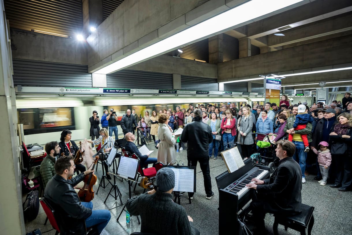 Levonult a metróba az Operaház zenekara, és adott egy koncertet