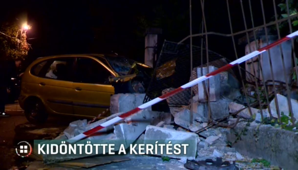 Kidöntötte egy társasház kerítését egy belerohanó autó Budapesten - videó