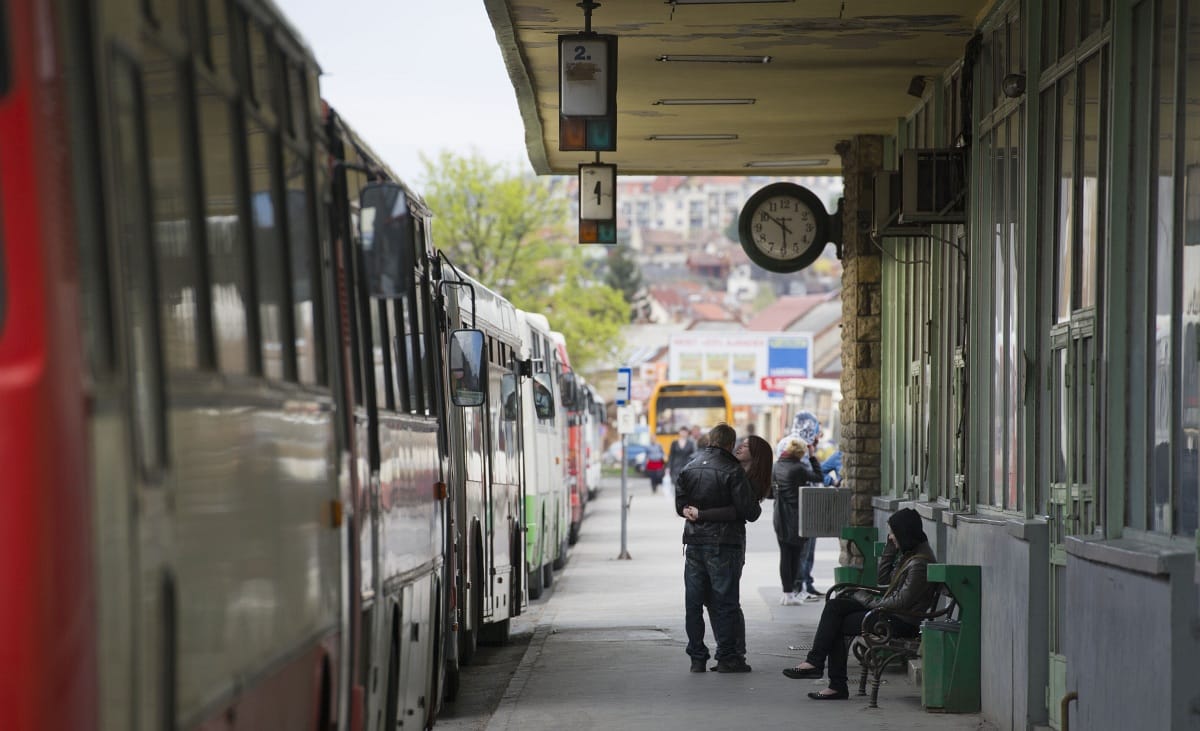 Távolsági buszon randalírozott a félmeztelen férfi és élettársa - itt a vádemelés