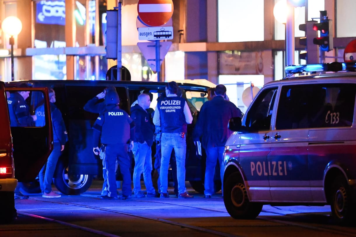Terrortámadás történt Bécs belvárosában, legalább egy fegyveres még menekül