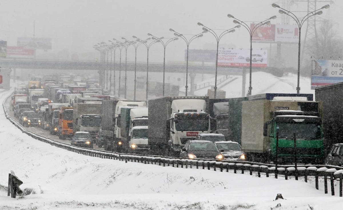 Hetven kilométeres gigadugót okozott a hirtelen tél Oroszországban