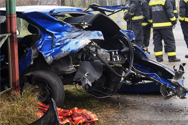 Fotók: Rommá tört egy autót a szegedi IC