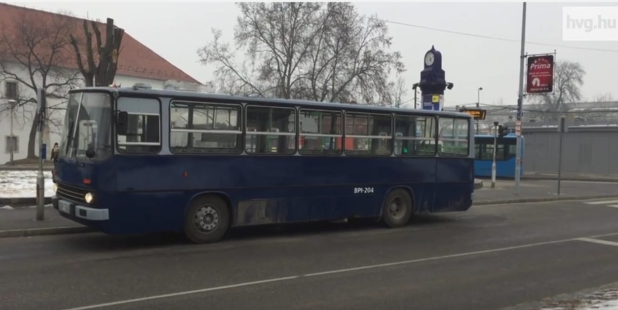 Mit csinál a BKV szmogriadó idején? Járatja a motorokat