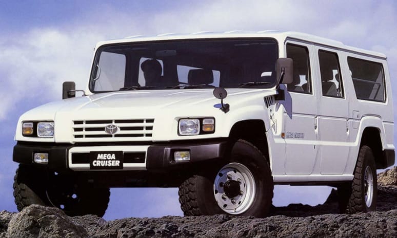 A nap fotója: a Toyota brutális terepjárója mellett még egy Hummer is szerénykedik