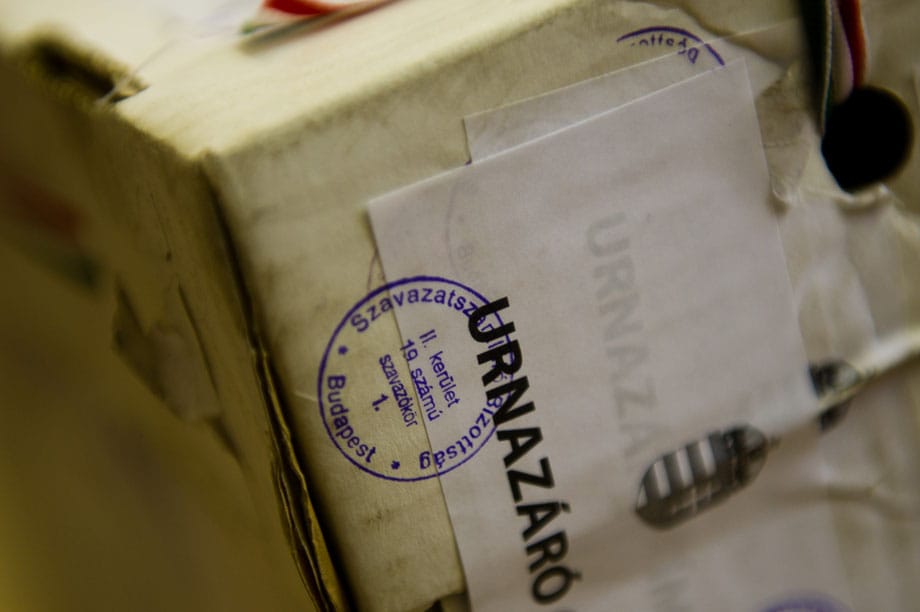 Az adatbázisokban és az utcán dől el a következő választás