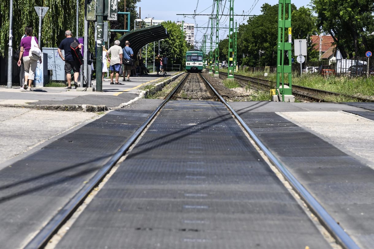HÉV ütközött autóval Zuglóban, 25 méteren át tolta maga előtt