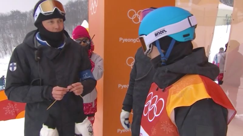 Cukiskodnak a finn olimpikonok, kötőtűvel lazítanak két futam között