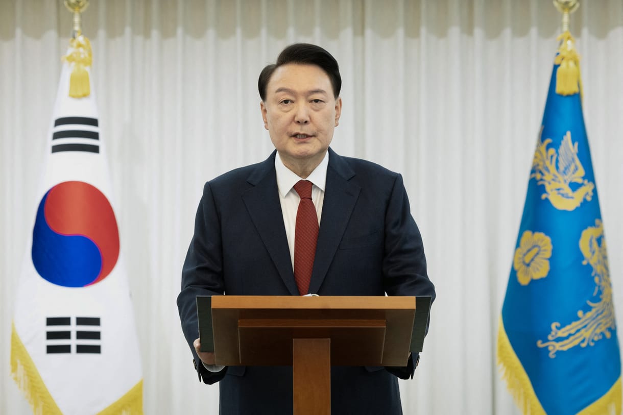 Őrizetbe vették a lázadással vádolt, posztjáról felfüggesztett dél-koreai elnököt
