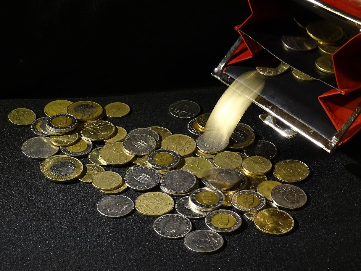 Nagyon nincs jó napja a forintnak: az euró 393, a dollár 370 felett is járt
