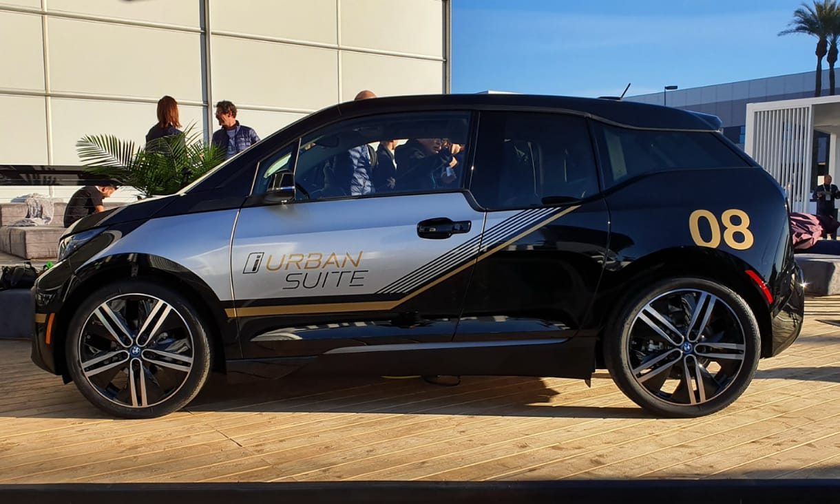 Luxus miniben: már a pici BMW i3-ban is utazhatunk feltett lábakkal