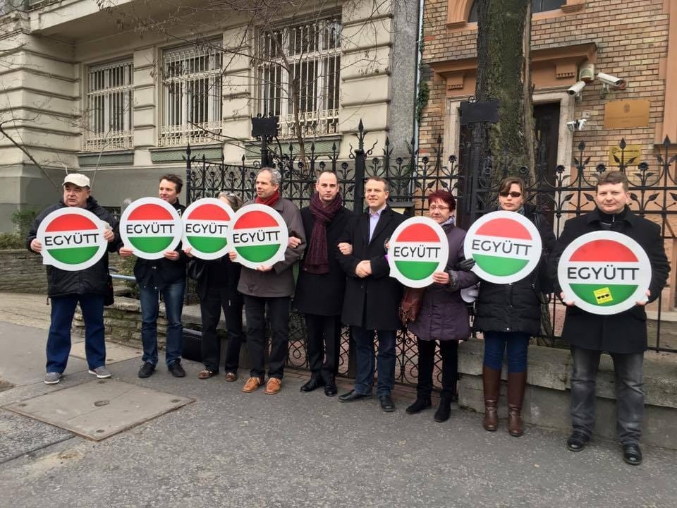 Az Együtt hívására rendőrök érkeztek az Új Nemzedék Központ irodájához