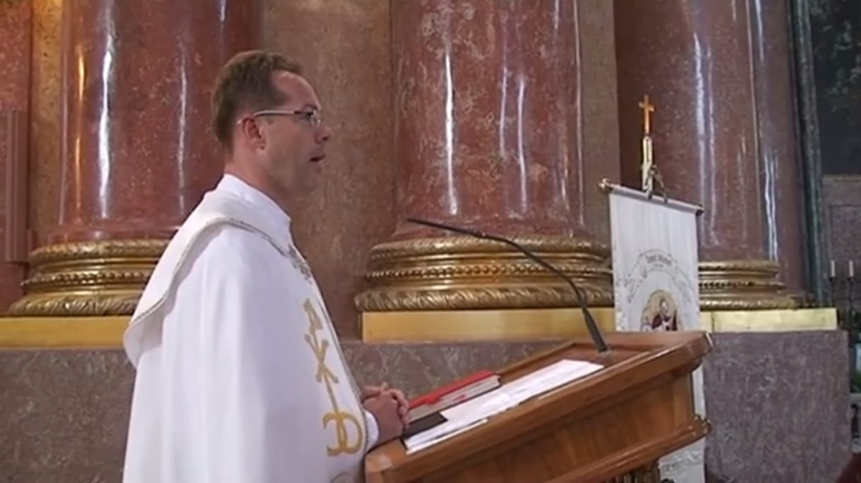 Szívszorító dallal okozott meglepetést a gencsi plébános az ifjú párnak - videó