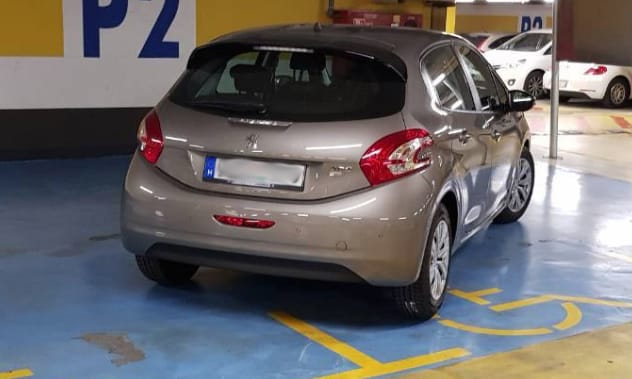 A nap fotója: egy autóval három budapesti mozgássérült-parkolóhelyen