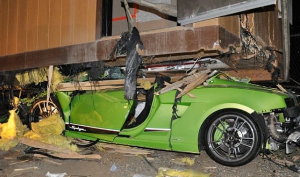 Akkora sebességgel balesetezett a részeg sofőr, hogy az egész Lamborghini beszorult egy lakókocsi alá