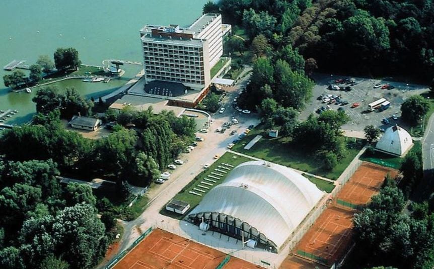 Állami milliárdokból újul meg a keszthelyi szálló, a hasznot milliárdosok arathatják le