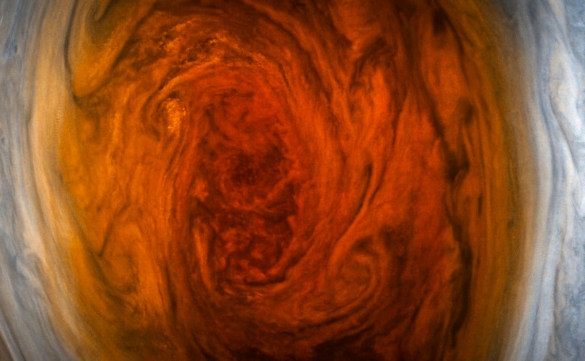 Megjöttek az első fotók: sosem láthattuk még ilyen közelről a Jupiter nagy vörös foltját