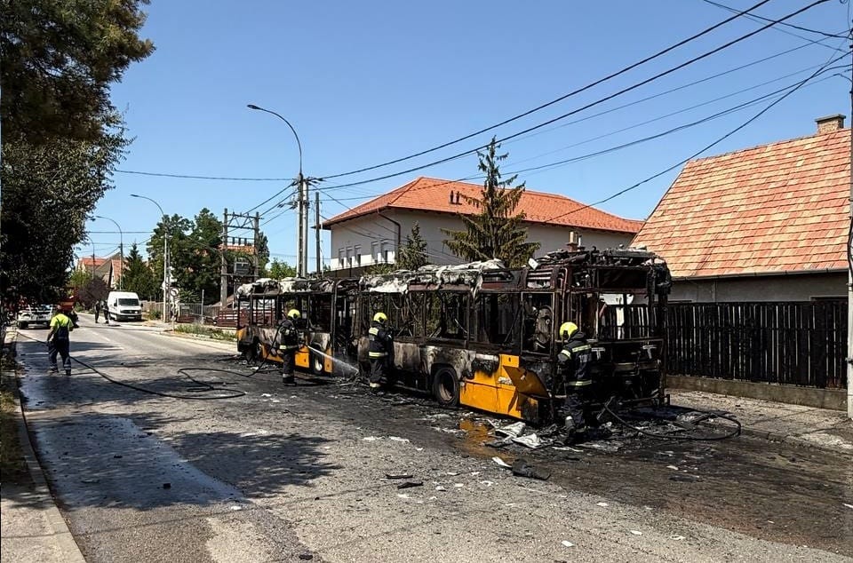 Teljesen kiégett egy távolsági busz Fóton – fotó