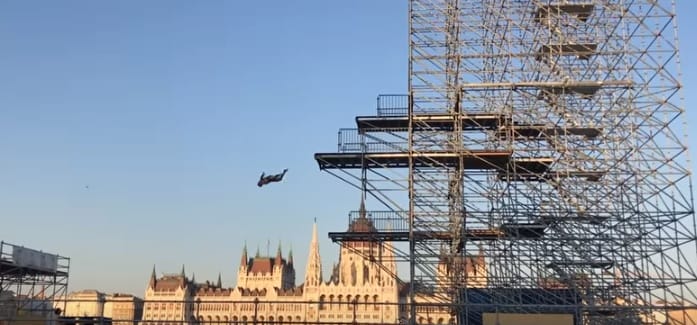 Munkások ugráltak az aranyáron elkészült Batthyány téri ugrótoronyból - videó