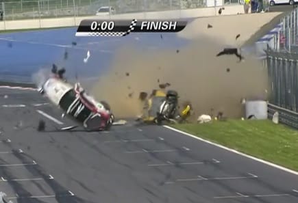 Valósággal szétrobbant két egymásnak csapódó versenyautó - videó