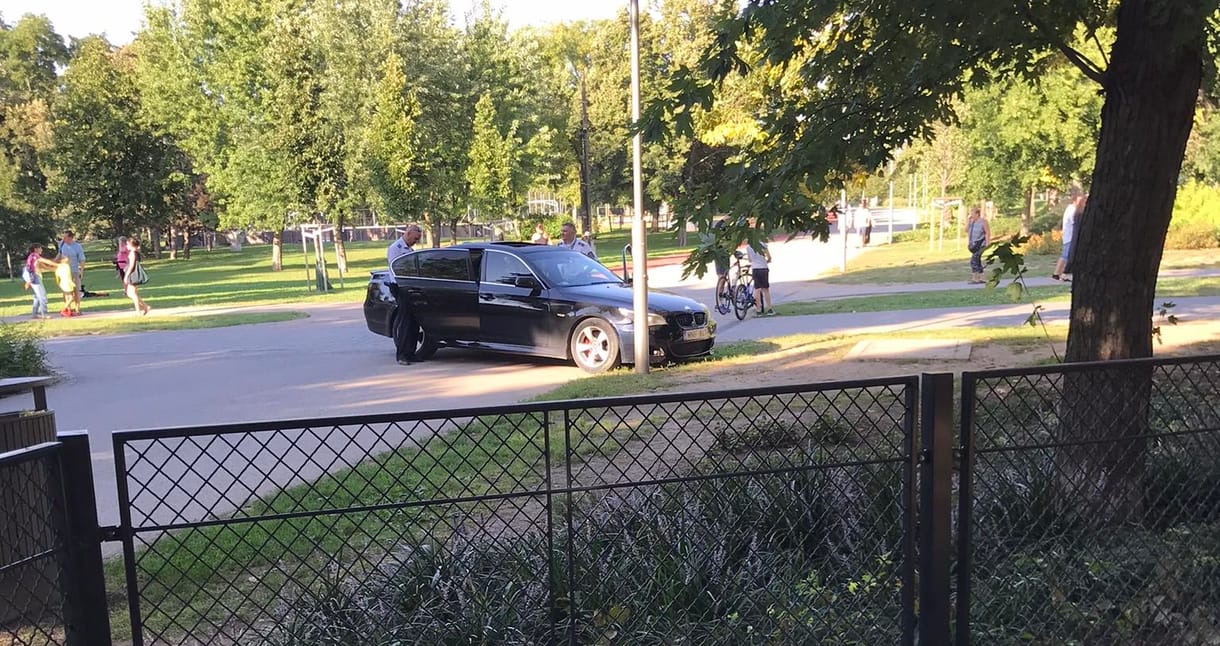 Autós üldözés volt a Városligetben, a rendőrök elől menekült egy férfi