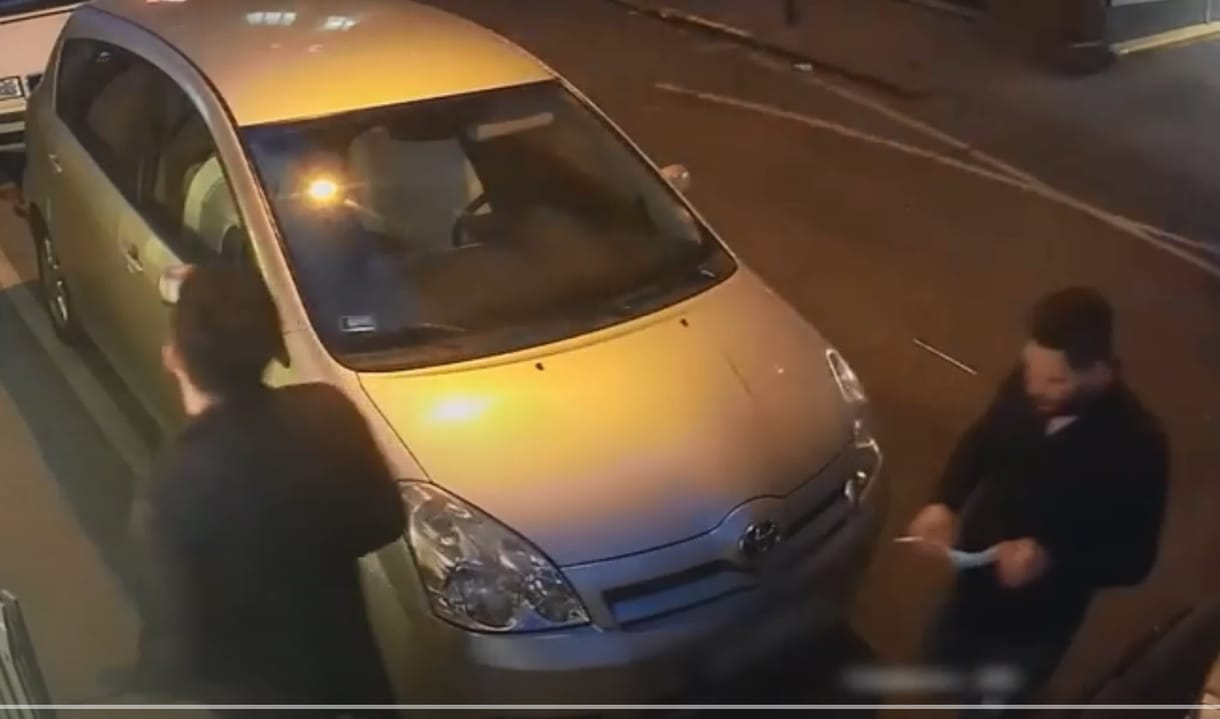 Beültek a sorfőr mellé, majd kiszálltak a pénzével