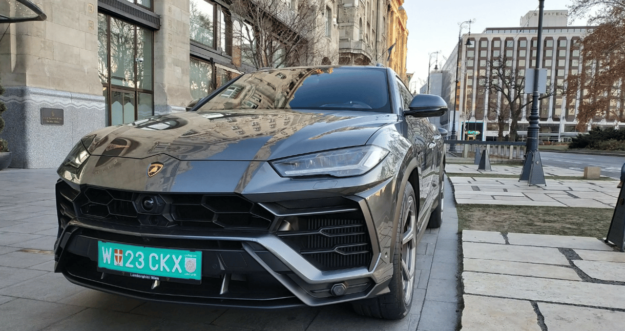 Így dolgozik egy magyar carspotter, aki Lambók, Ferrarik után nyomoz