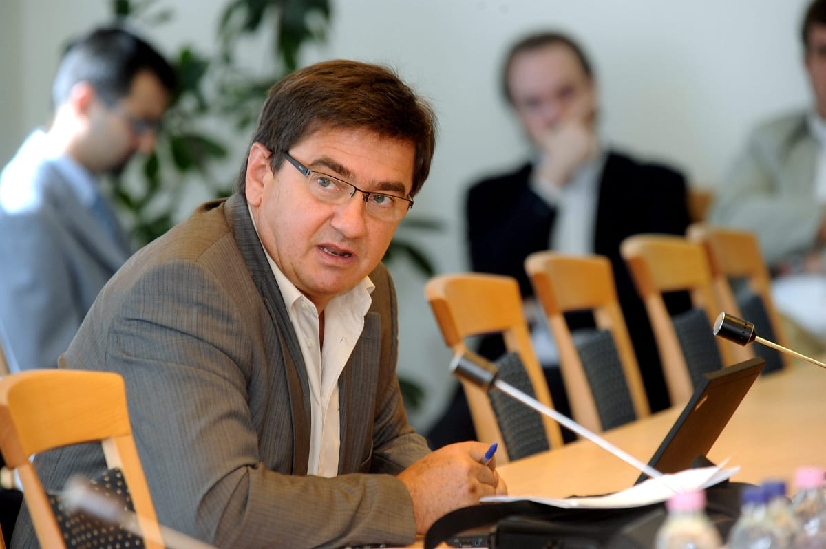 Veres János: politikai alapon osztották el az önhikis pénzeket