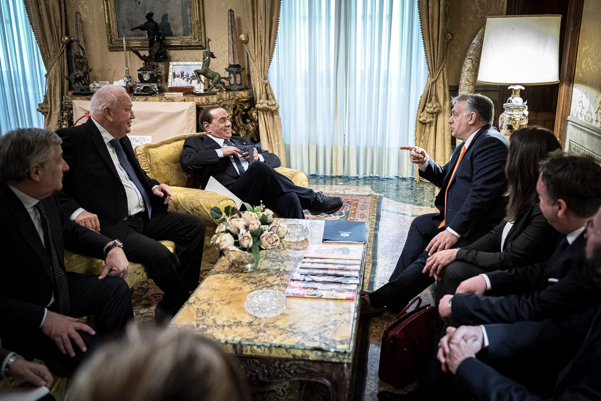 Berlusconihoz is beugrott Orbán – fotó