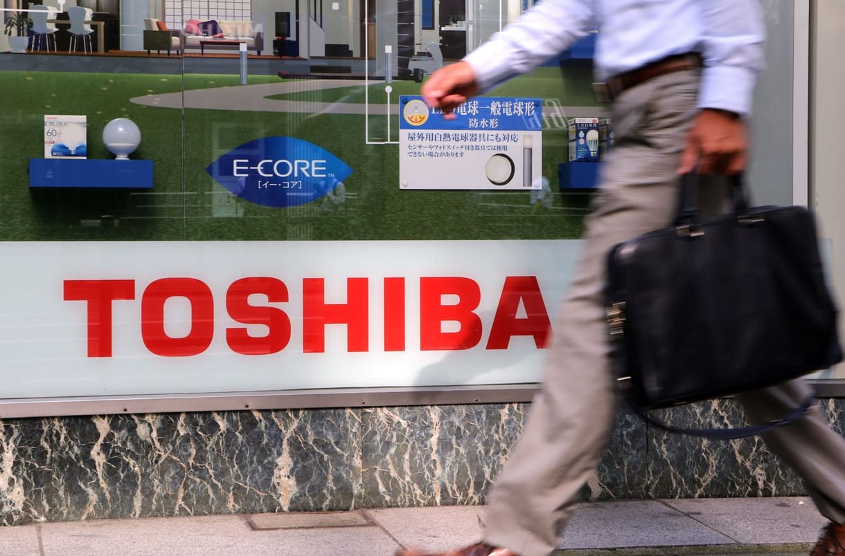 A Toshiba is feldarabolja önmagát
