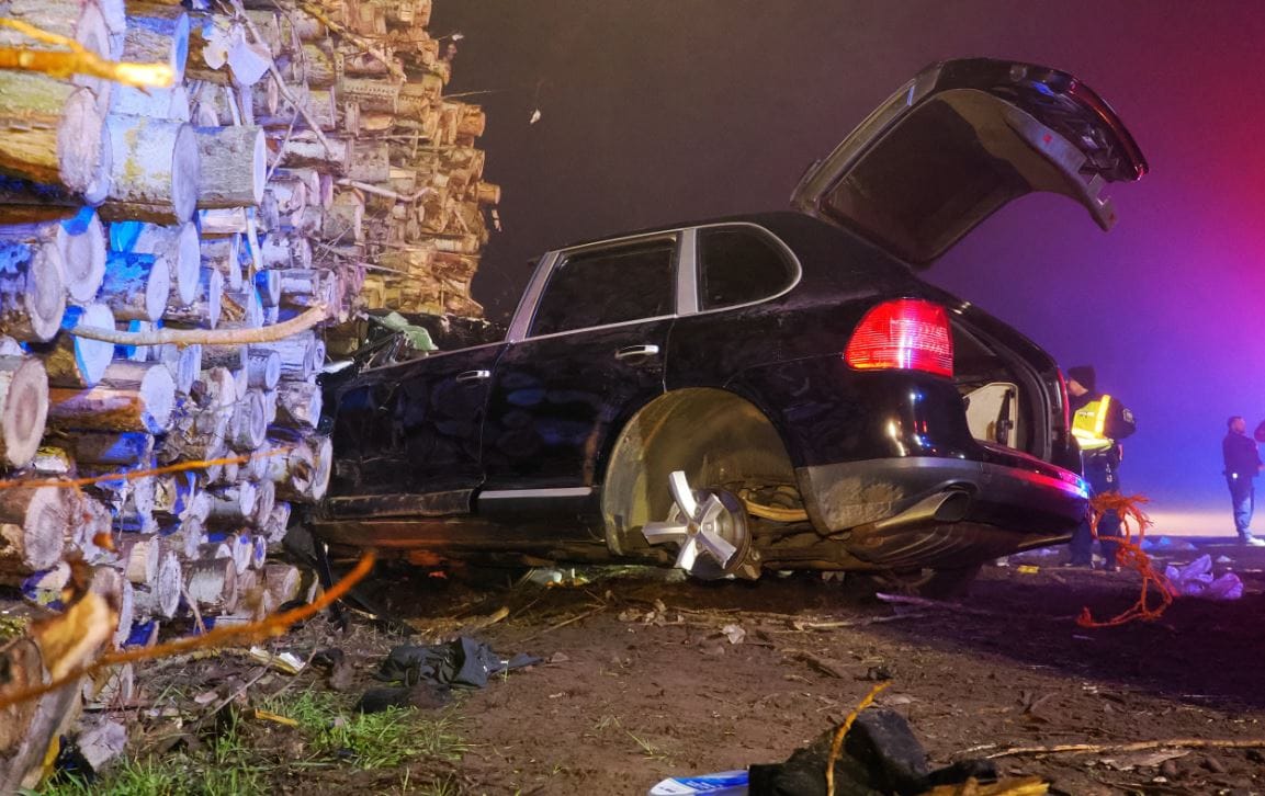 Tizenöten ültek a Porsche terepjáróban, amely egy farakásnak csapódott Zsanánál