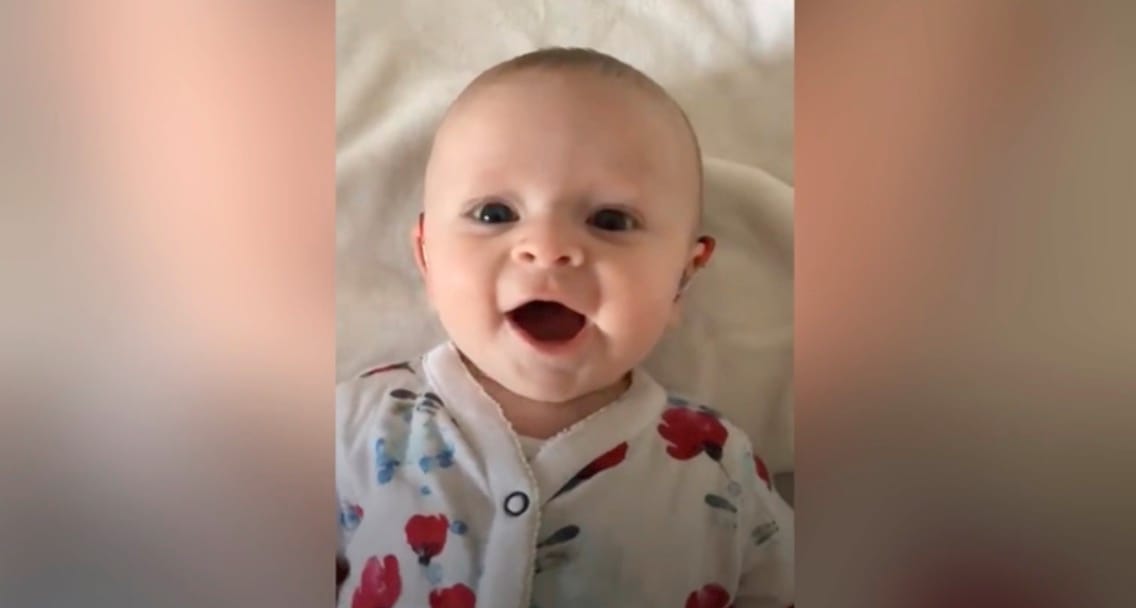 Ilyen a pillanat, amikor egy négy hónapos baba először hallja meg az anyja hangját