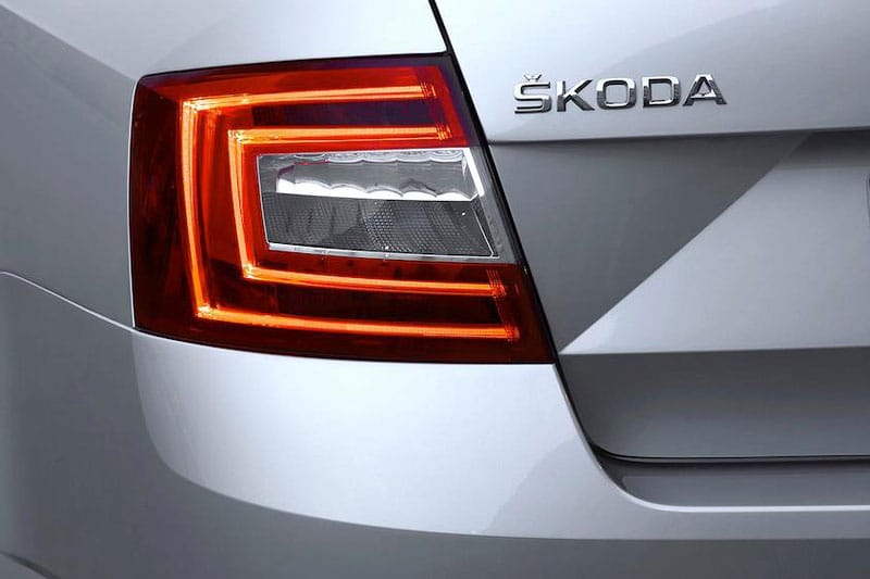 Formás C-betűket kapott az új Octavia